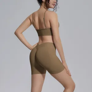 Detalle del conjunto deportivo sin costuras, vista trasera muestra shorts de yoga elásticos.