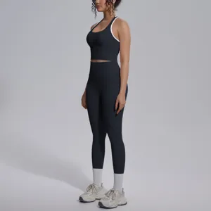Effen kleur sport yoga set voor vrouwen, met een nauwsluitende crop top en hoge taille leggings.