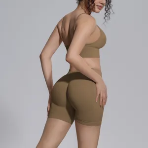Conjunto de yoga sin costuras ropa deportiva top corto espalda abierta y short khaki.
