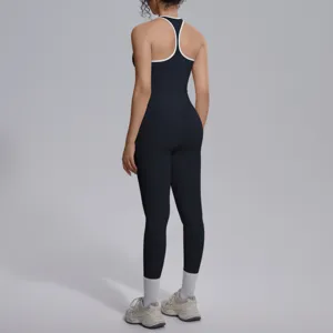 Zwarte yoga jumpsuit met racerback, stretchstof en witte rand voor fitness, hardlopen en sport.