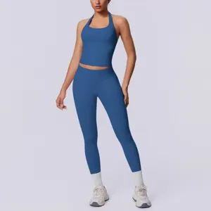 Vista dettagliata del completo da yoga halter senza cuciture in blu con top corto e leggings.