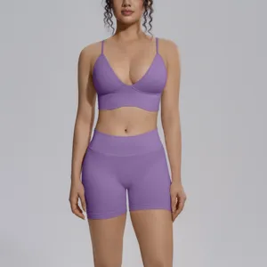 Vista detallada del conjunto de yoga morado sin costuras, con sujetador y short de talle alto.