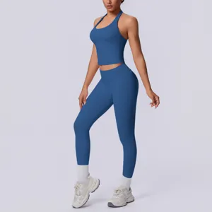 Set yoga sportivo monocolore senza cuciture con top halter e leggings aderenti per donna.