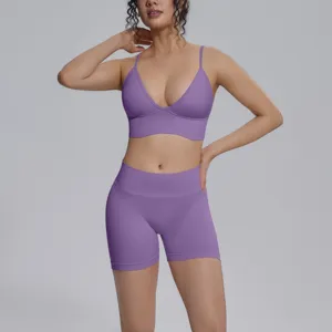 Vista detallada conjunto top y shorts yoga morados sin costuras, ropa deportiva transpirable.