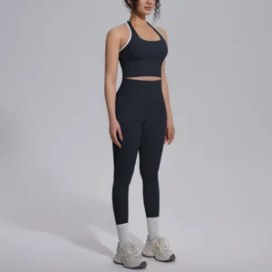 Gedetailleerd overzicht van zwarte sport-yogaset met strakke leggings voor fitness.