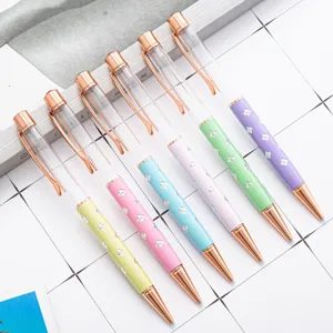 Ensemble de stylos à bille en métal DIY avec motif trèfle et accents or rose pour cadeaux.