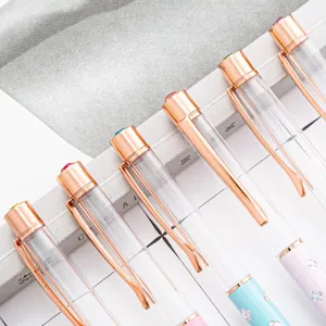 Stylos à bille vides DIY avec capuchon or rose, sommet en cristal et joli motif floral.