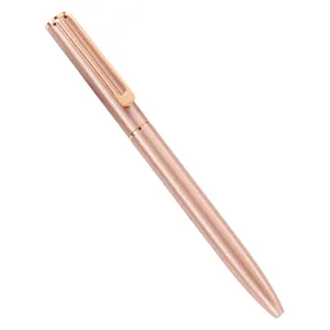Stylo à bille en métal or rose élégant avec mécanisme rotatif fluide pour l'écriture quotidienne.