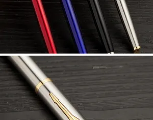 Vue détaillée du stylo roller en métal avec finition métallique et clip flèche classique.