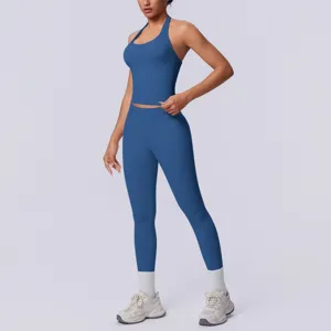 Set yoga fitness monocolore senza cuciture con collo all'americana, dettaglio della vestibilità.