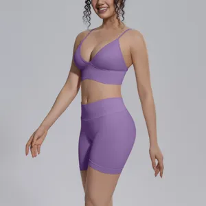 Conjunto de sujetador deportivo y short de yoga morado, vista en detalle de ropa deportiva.