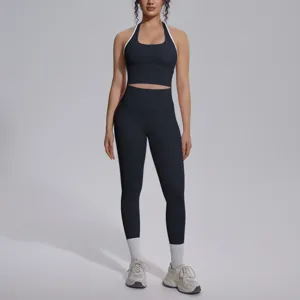 Zwarte tweedelige yogaset met halter sport-bh en hoge taille legging voor fitness en sport.