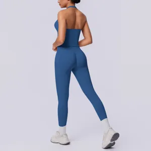 Vista dettagliata del set di reggiseno sportivo halter senza cuciture e leggings yoga blu.