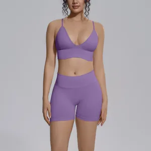 Detalle de cerca del conjunto deportivo sin costuras de color sólido con sujetador y shorts.