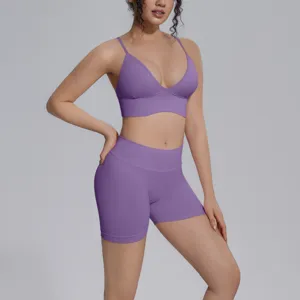 Detalle del conjunto de yoga morado sin costuras, sujetador deportivo y pantalones cortos.