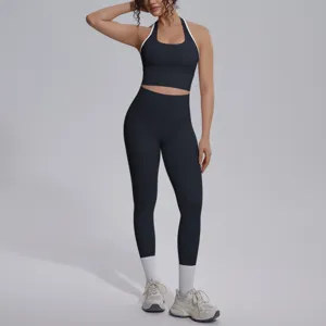 Zwarte sportkleding set detail, vrouwen yoga bh en leggings voor fitness en hardlopen.
