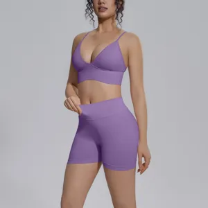 Detalle del conjunto de top corto y shorts de yoga morado sin costuras, fitness transpirable.
