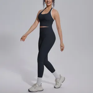 Effenkleurige fitness yogaset van nylon, comfortabele sportbeha en hoge taille leggings.