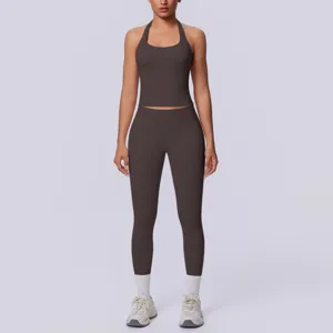 Dettaglio del set yoga marrone senza cuciture con tessuto elastico e vestibilità slim.