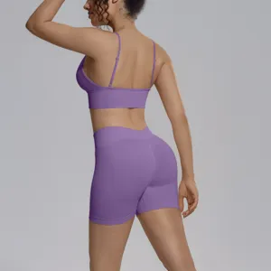 Vista detallada del conjunto de yoga morado sin costuras en tela elástica y transpirable.