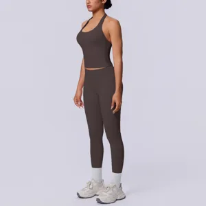 Set crop top halter e leggings da yoga senza cuciture, dettaglio vista laterale aderente.