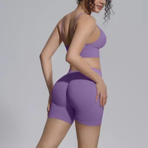 Conjunto de yoga morado sin costuras con sujetador deportivo y pantalones cortos fitness.