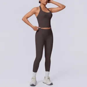 Dettaglio ravvicinato del set crop top da yoga halter senza cuciture e leggings marroni.