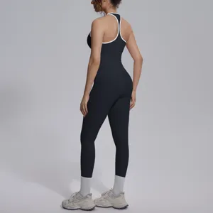 Gedetailleerd overzicht van de zwarte naadloze sport yoga jumpsuit met witte rand, rugdesign.