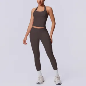 Set yoga crop top halter seamless e leggings marrone vista dettagliata per fitness workout.