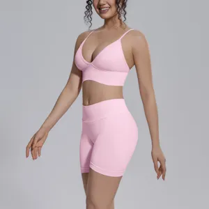 Conjunto de yoga rosa sin costuras para mujer, sujetador deportivo y pantalones cortos.