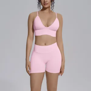 Conjunto de yoga rosa sin costuras con top corto y pantalones cortos de cintura alta para deporte.