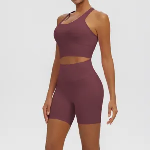 Back view and fit detail of the maroon high-waisted yoga set, breathable fitness sportswear.