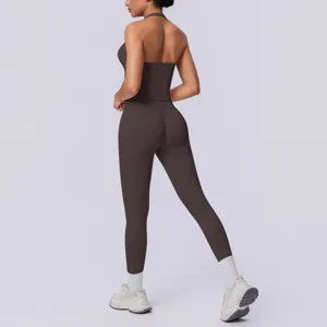 Set yoga senza cuciture con top halter schiena scoperta e leggings a vita alta per fitness.
