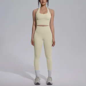 Naadloze fitness yogaset met halter crop top en hoge taille leggings voor dagelijkse sport.