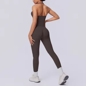 Vista dettagliata del top sportivo senza cuciture schiena scoperta e leggings marroni.