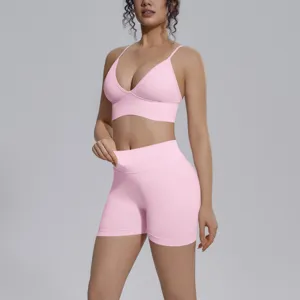 Conjunto de yoga rosa sin costuras, sujetador deportivo transpirable y short de fitness.