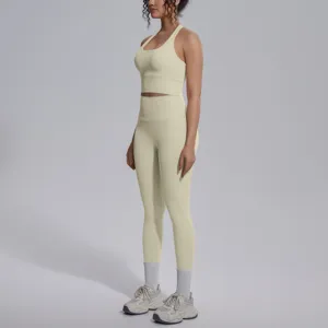 Zijaanzicht detail van de lichtgele fitness yogaset met crop top en hoge leggings.