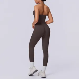 Completo da fitness senza cuciture marrone scuro con crop top halter e leggings aderenti.