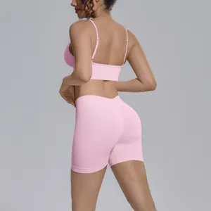 Conjunto de yoga sin costuras rosa sujetador deportivo y pantalones cortos mujer running