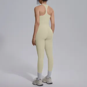 Effen dubbelzijdige brokaat sportkleding set, achteraanzicht detail van yoga top en legging.