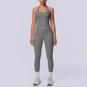 Vista dettagliata del top da yoga senza cuciture con halter e dei leggings per sessioni di fitness.