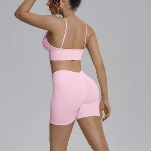 Conjunto de yoga rosa sin costuras vista trasera detalle, shorts y sujetador deportivo.