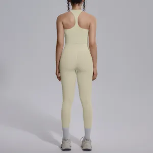 Achteraanzicht detail van de naadloze yogaset met sport-bh en comfortabele leggings.