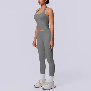 Set fitness senza cuciture tinta unita con crop top halter e leggings per l'allenamento.