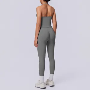 Completo sportivo senza cuciture grigio, vista posteriore per fitness, yoga e corsa.