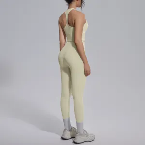 Gedetailleerd zijdelings aanzicht van effen sport yoga set met crop top en leggings.
