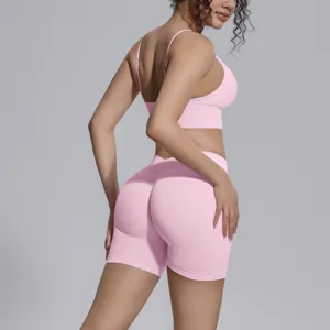 Conjunto de yoga sin costuras rosa con sujetador deportivo y shorts de talle alto.