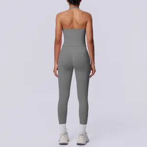 Vista dettagliata del top sportivo halter a coste senza cuciture e leggings fitness.