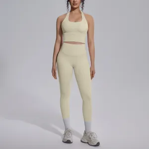 Gedetailleerd overzicht van de lichte gele halter sportbeha en hoge leggings.