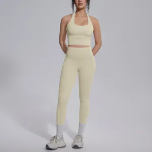 Effen kleur halter yoga set met rugvrije sport-bh en hoge taille legging voor sport.